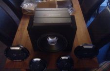 Geluidsinstallatie: JBL subwoofer, versterker, boxen, meer