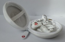 beats audio earphones. wit met opbergmapje.